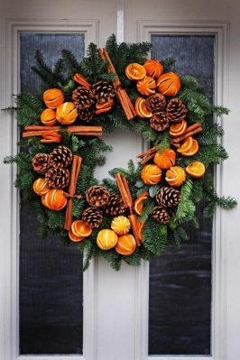 wreath with oranges cinnamon and cones